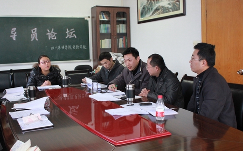 老师们相互交流经验和看法