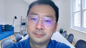 蓝色眼镜的人
描述已自动生成