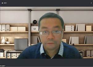 电脑前的男人
描述已自动生成